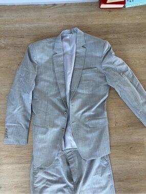 Men's Light Gray Two-Piece Suit - Classic Tailored Blazer & Trousers